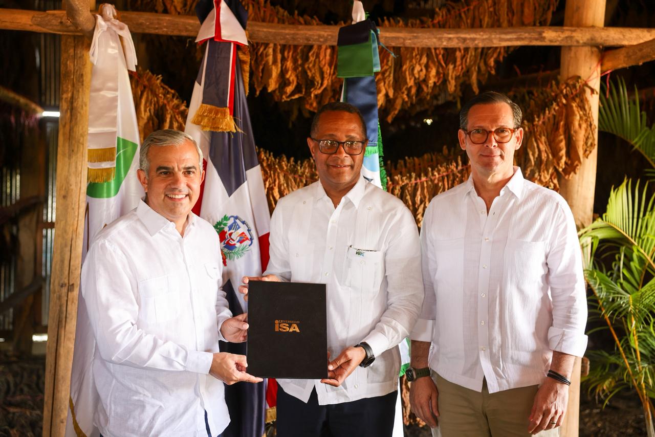 Fortaleciendo la cooperación para impulsar la formación, investigación e innovación en el sector tabacalero: Universidad ISA e INTABACO firman acuerdo - Imagen 3