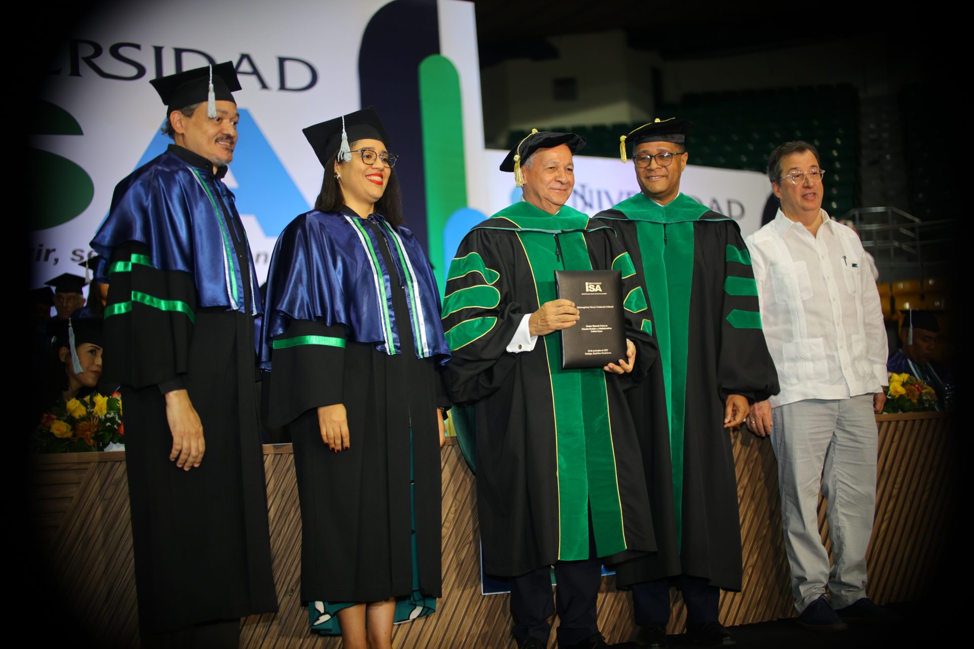 Universidad ISA inviste a 379 nuevos profesionales y otorga Doctor Honoris Causa al Ing. Cristian Reyna