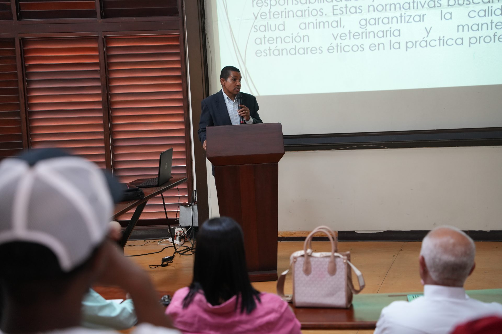 Estudiantes de Medicina Veterinaria fortalecen sus competencias mediante ciclo de charlas especializadas