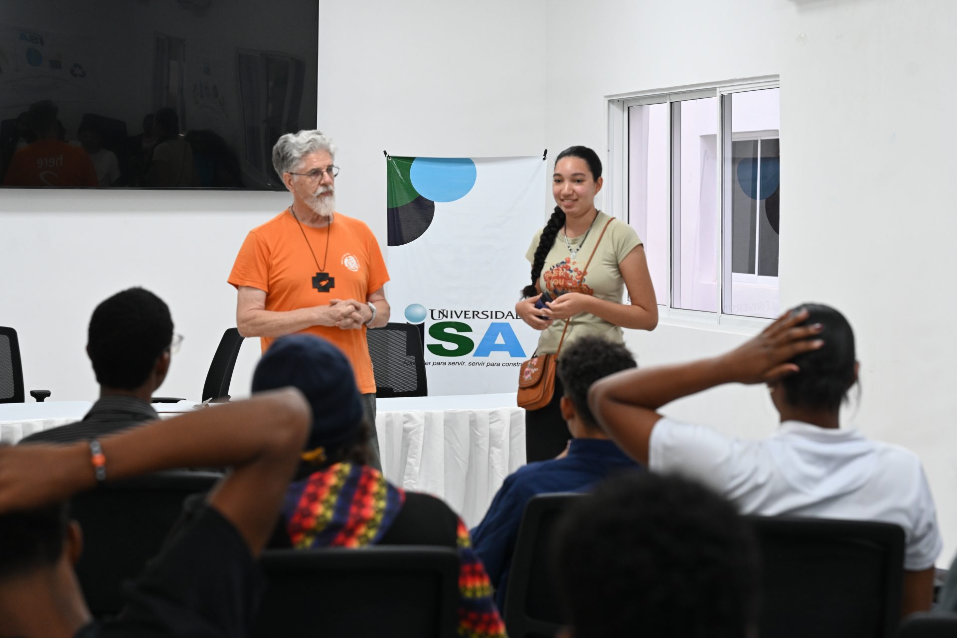 Universidad ISA recibe especialista alemán para fortalecer formación en energías renovables
