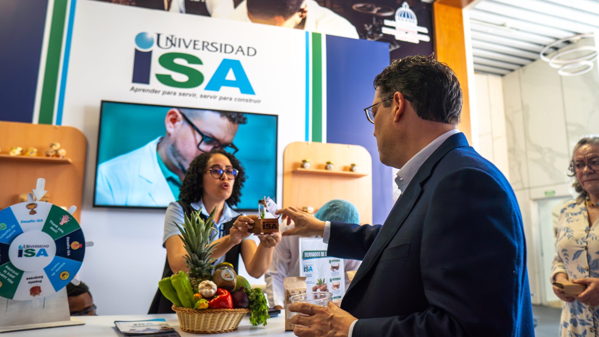 Universidad ISA presenta productos agroindustriales desarrollados por estudiantes en exposición del MICM