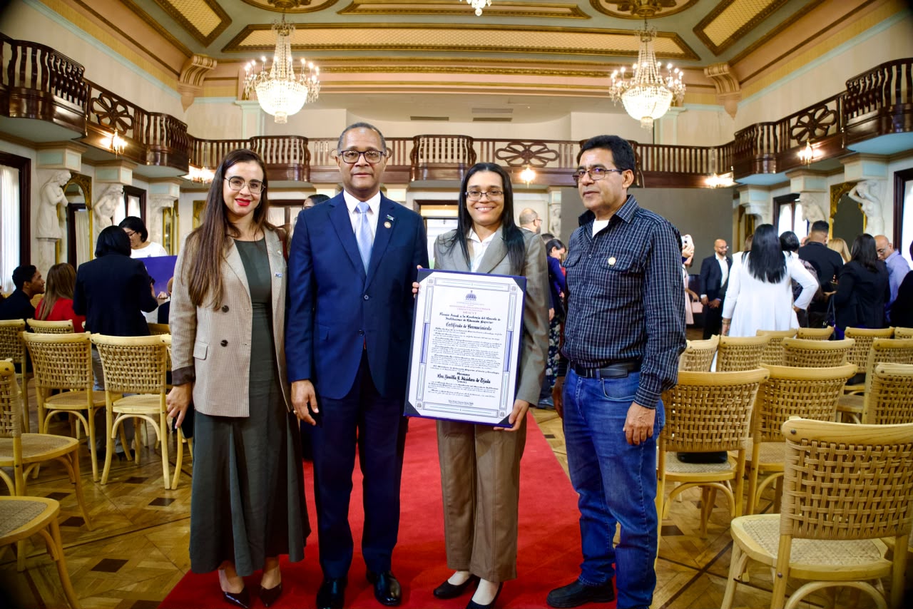 Dra. Yanilka Alcántara recibe Premio a la Excelencia del Docente de Instituciones de Educación Superior