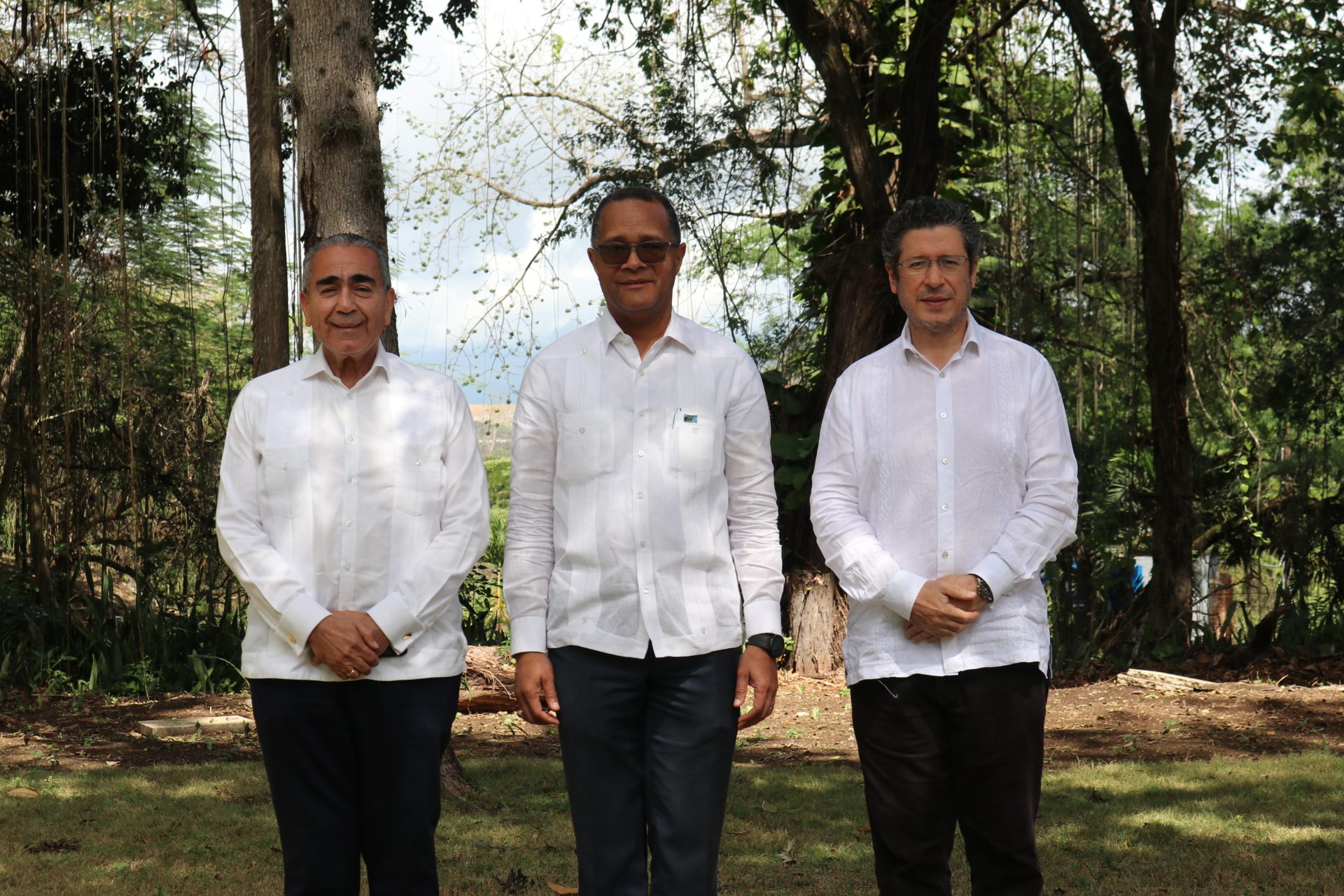 Universidad ISA fortalece vínculos institucionales con la OEA y el MICM