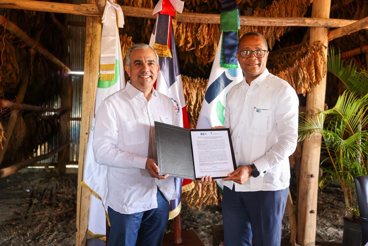 Fortaleciendo la cooperación para impulsar la formación, investigación e innovación en el sector tabacalero: Universidad ISA e INTABACO firman acuerdo
